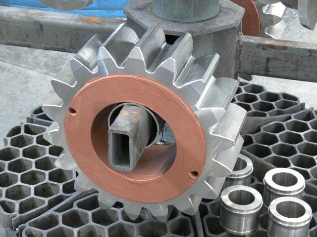 Spur gear with isolating paste